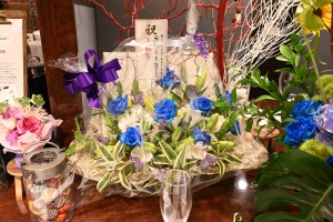 こちらの青いバラを使用したアレンジメントも当店でオーダー頂いたお花になります☆ 